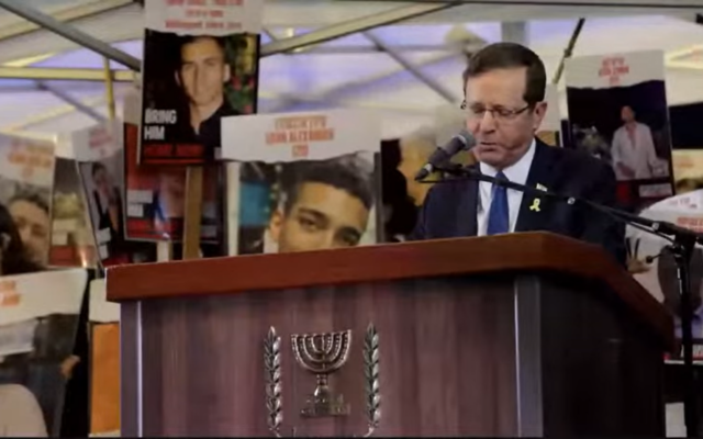 Le président Isaac Herzog prend la parole lors du rassemblement des 100 jours à Tel Aviv, le 14 janvier 2024. (Capture d'écran)