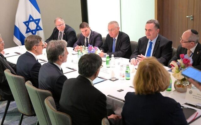 Le ministre des Affaires étrangères Israel Katz, deuxième à droite, rencontrant le secrétaire d'État américain, Antony Blinken, troisième à gauche, à Tel Aviv, le 9 janvier 2024. (Crédit : Shlomi Amsalem/Ministère de la Défense)