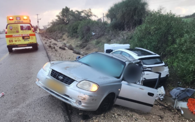 Les secouristes du Magen David Adom intervenant lors d'un accident de voiture mortel sur la Route 34 entre le kibboutz Yad Mordechaï et le kibboutz Erez, dans lequel 5 personnes ont été blessées et une a été tuée, le 14 janvier 2024. (Crédit : Magen David Adom)