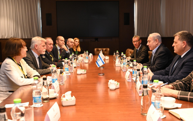 Le Premier ministre Benjamin Netanyahu rencontre le président tchèque Petr Pavel à Jérusalem le 15 janvier 2024. (Crédit : Haim Zach/GPO)