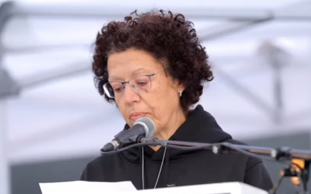Esther Buchshtav lors du rassemblement en faveur des otages, "Place des Otages", à Tel Aviv, le 14 janvier 2024. (Crédit : Capture d'écran Youtube)
