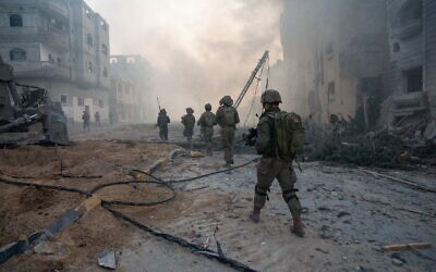 Les soldats israéliens en opération dans la bande de Gaza, une photo diffusée le 21 janvier 2024. (Crédit : Armée israélienne)
