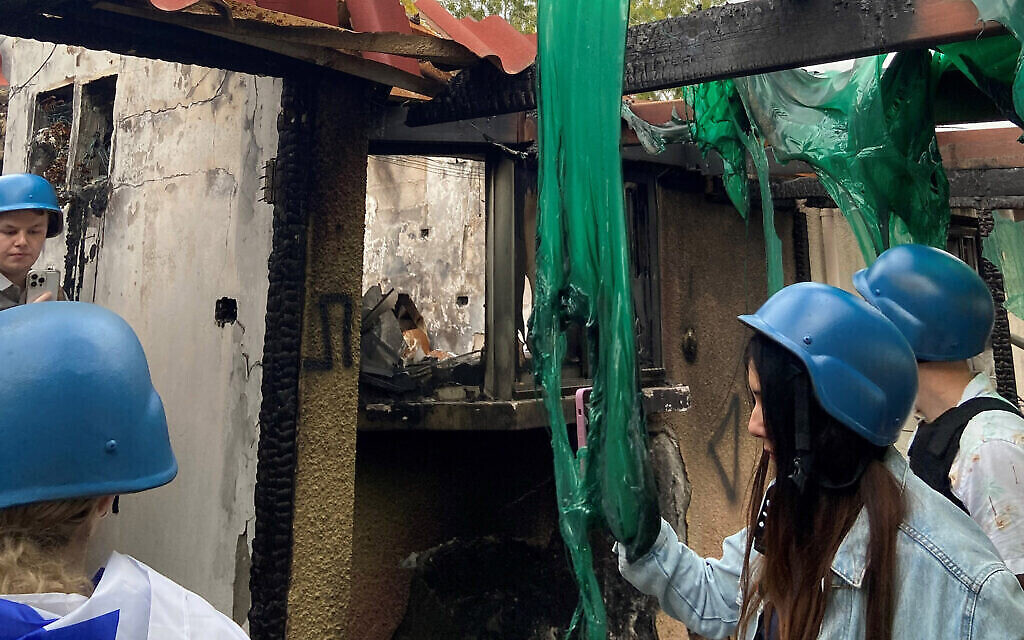 Des étudiants américains visitent le kibboutz de Kfar Aza, décimé par le massacre du Hamas le 7 octobre, dans le cadre d’un voyage dirigé par la Maccabee Task Force en janvier 2024. (Autorisation/Nir Rotman)