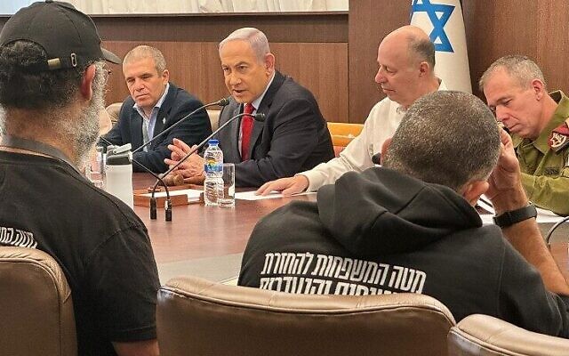 Le Premier ministre Benjamin Netanyahu lors d'une réunion avec les proches des otages détenus à Gaza au bureau du Premier ministre, à Jérusalem, le 22 janvier 2024. (Crédit : Bureau du Premier ministre)