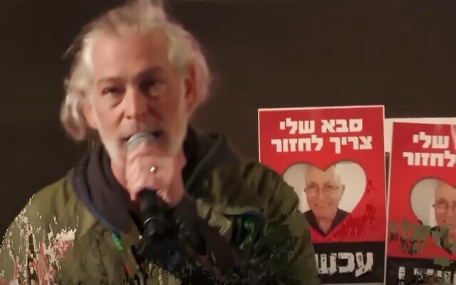 Le rappeur juif américain Matisyahu se produisant lors du rassemblement hebdomadaire pour la libération des otages de Tel Aviv, le 20 janvier 2024. (Crédit : Capture d'écran ; utilisée conformément à l'article 27a de la loi sur le droit d'auteur)