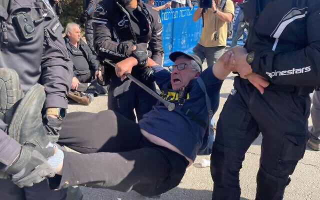 La police évacuant un manifestant âgé hors d’une rue à proximité de la Knesset, à Jérusalem, le 22 janvier 2024. (Crédit: Sam Sokol/Times of Israel)