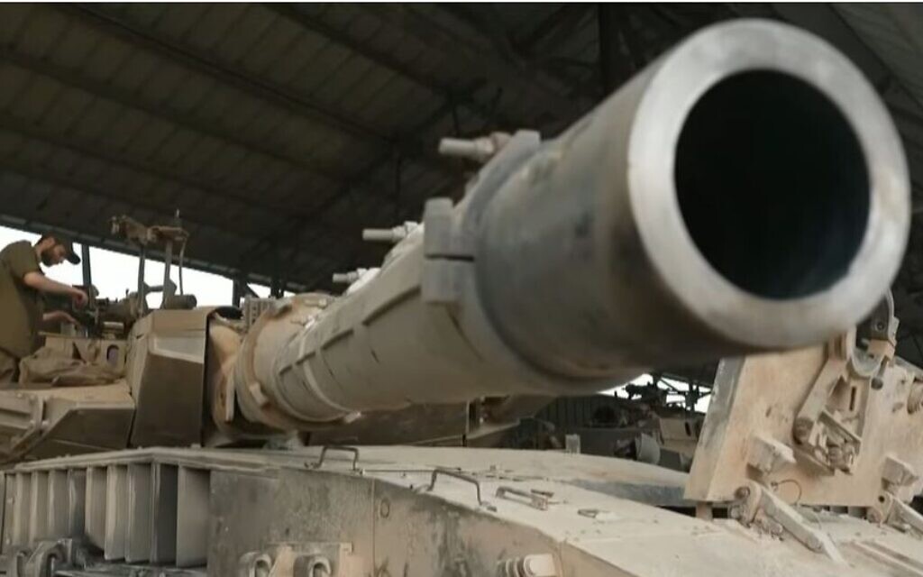 Un soldat vérifie si un vieux tank peut être réparé. (Capture d'écran : Douzième chaîne/ used in accordance with Clause 27a of the Copyright Law)