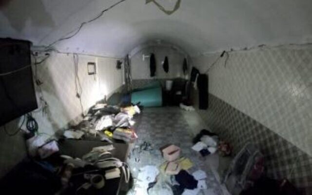 Image d'un tunnel d'attaque du Hamas sous un cimetière à Khan Younès, autorisée à la publication le 29 janvier 2024. (Crédit : Armée israélienne)