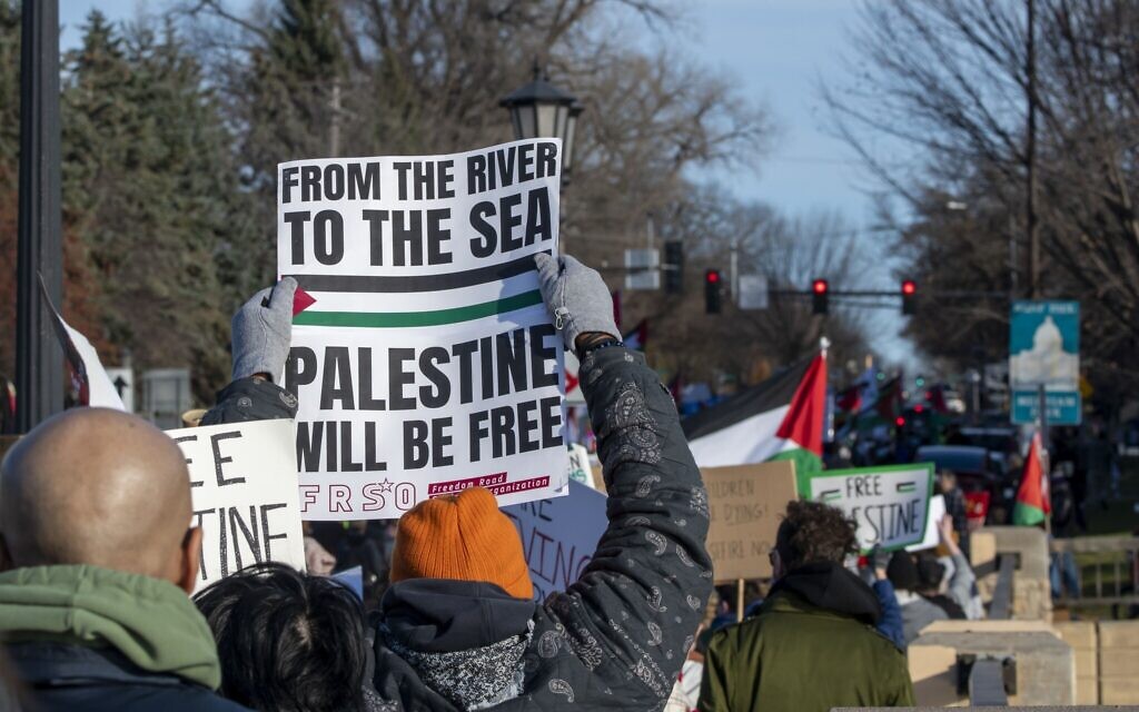 Des manifestants lors d'un rassemblement pro-palestinien et anti-Israël à St. Paul (Minnesota), le 19 novembre 2023. (Crédit : Michael Siluk/UCG/Universal Images Group via Getty Images/ via JTA)