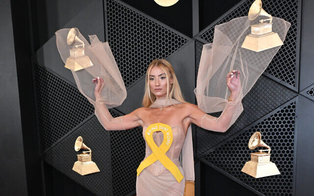 La chanteuse américaine Montana Tucker arrive à la 66e cérémonie des Grammy Awards au Crypto.com Arena de Los Angeles, le 4 février 2024. (Crédit : Robyn Beck/AFP)
