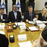 Le Premier ministre Benjamin Netanyahu, 2e à gauche, dirigeant la réunion hebdomadaire du cabinet au ministère de la Défense, à Tel Aviv, le 7 janvier 2024. (Crédit : Ronen Zvulun/AFP)