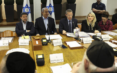 Le Premier ministre Benjamin Netanyahu, 2e à gauche, dirigeant la réunion hebdomadaire du cabinet au ministère de la Défense, à Tel Aviv, le 7 janvier 2024. (Crédit : Ronen Zvulun/AFP)