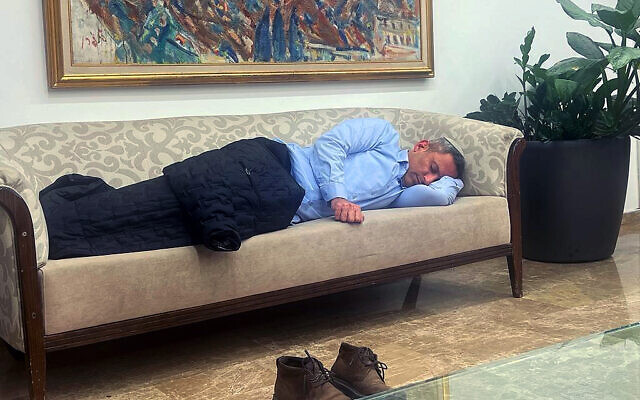 Le maire de Sderot, Ilan Davidi, endormi sur un canapé dans le bureau du Premier ministre, le 5 février 2024. (Crédit : utilisé conformément à l'article 27a de la loi sur les droits d'auteur)