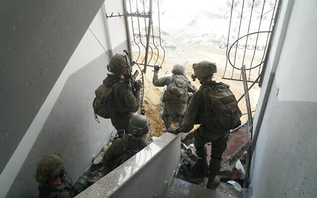 Les troupes israéliennes opérant dans la bande de Gaza sur une photo diffusée par l'armée pour publication le 6 février 2024 (Crédit : Armée israélienne)