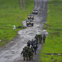 Des soldats de réserve israéliens participent à un exercice militaire sur le plateau du Golan, dans le nord d'Israël, le 24 janvier 2024. (Crédit : Ayal Margolin/Flash90)