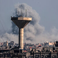 Illustration : Une photo prise depuis Rafah, dans le sud de la bande de Gaza, montre de la fumée s'élevant au-dessus des bâtiments de Khan Younès à la suite de bombardements israéliens, le 5 février 2024, alors que les combats se poursuivent entre Israël et le groupe terroriste du Hamas. (Crédit : SAID KHATIB / AFP)