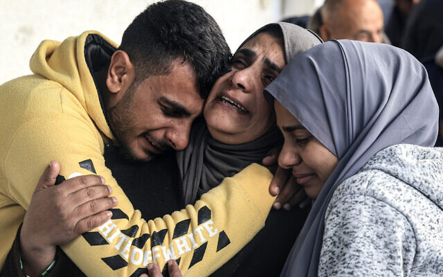 Des Palestiniens pleurent à l'hôpital Al-Najjar après que des membres de leur famille ont été tués lors de frappes israéliennes sur Rafah, dans le sud de la bande de Gaza, le 8 février 2024 (Crédit : Mahmud Hams / AFP)