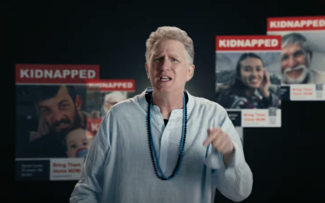 L'acteur Michael Rapaport apparaît dans une publicité diffusée le 8 février 2024 à l'occasion du Super Bowl, demandant au public de soutenir la libération des otages détenus par le Hamas. (Crédit : Capture d'écran/YouTube)
