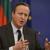 Le ministre des Affaires étrangères britannique David Cameron s'exprime lors d'une conférence de presse conjointe après sa rencontre avec le Premier ministre bulgare à Sofia, le 14 février 2024. (Crédit : Nikolay DOYCHINOV / AFP)