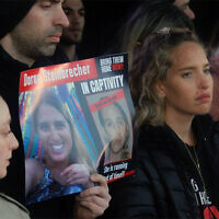 Yamit Ashkenazi (R), dont la sœur Doron Steinbrecher est détenue à Gaza, s'exprime lors d'un rassemblement à La Haye, le 14 février 2024 (Crédit : Hostage and Missing Families Forum)
