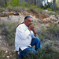 Moshe Basson en quête de nourriture dans les collines de Jérusalem pour son restaurant, Eucalyptus (Crédit : Moshe Basson)