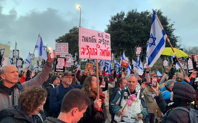 Des manifestants sont rassemblés devant la Knesset pour protester contre le budget de guerre 2024 du gouvernement, le 19 février 2024. (Crédit : Charlie Summers/Times of Israel)