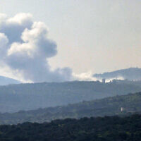 De la fumée au-dessus du village libanais de Blida lors d'un bombardement israélien, le 22 février 2024. (Crédit : Jalaa MAREY / AFP)