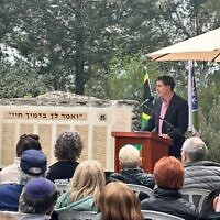 Michael Kransdorff prend la parole lors d'une cérémonie en l'honneur des Israéliens d'Afrique du Sud morts au combat pour Israël dans la forêt de Lavi, le 20 février 2024. (Crédit : Fonds national juif d'Afrique du Sud)