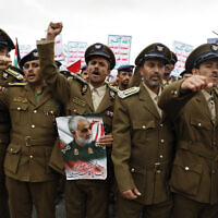 Des partisans houthis, tenant une photo du général iranien Qassem Soleimani, tué par une frappe aérienne américaine, participent à un rassemblement contre les frappes américaines contre le Yémen et en soutien aux Palestiniens de la bande de Gaza, à Sanaa, au Yémen, le 16 février 2024. (Crédit : Osamah Abdulrahman/AP)