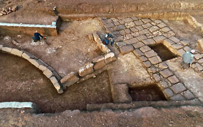 Le site d'excavation d'une base permanente de la Légion romaine, au pied de Tel Meggido, sur une photo non datée. (Crédit : Emil Aladjem/IAA)