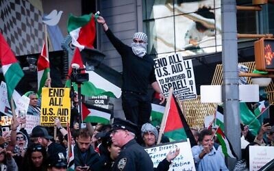 Des manifestants pro-palestiniens et anti-Israël lors d'un rassemblement à Times Square, le 13 octobre 2023. (Crédit : Luke Tress / JTA)