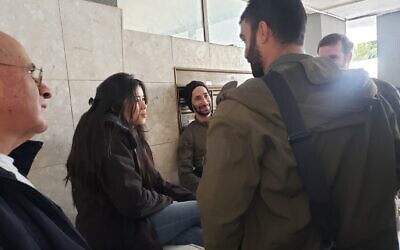 Daniela Garin avec les camarades de feu de son mari tué au combat à Tel Aviv, le 29 janvier 2024. (Crédit : Maya Zanger-Nadis/ToI)