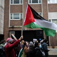 Des manifestants pro-palestiniens et anti-Israël près de l'université Columbia à Manhattan, le 2 février 2024. (Crédit : Luke Tress via JTA)