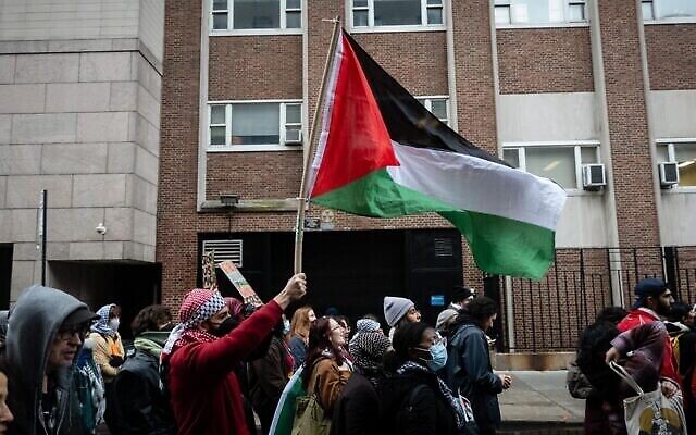 Des manifestants pro-palestiniens et anti-Israël près de l'université Columbia à Manhattan, le 2 février 2024. (Crédit : Luke Tress via JTA)
