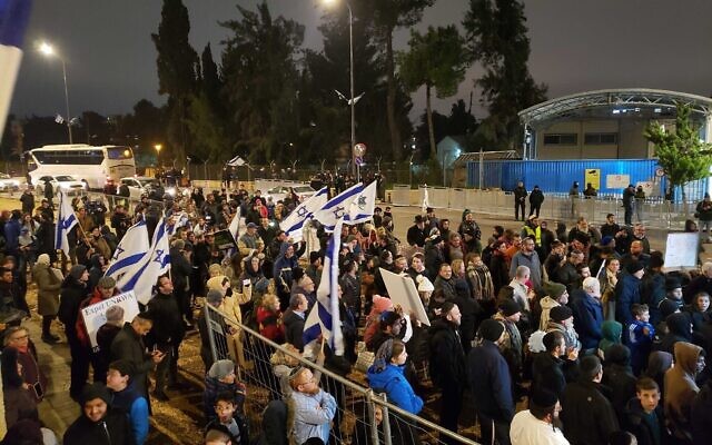 Des Israéliens manifestent devant le siège de l’UNRWA à Jérusalem-Est, le 5 février 2024. (Crédit : Eli Katzoff / Times of Israel)