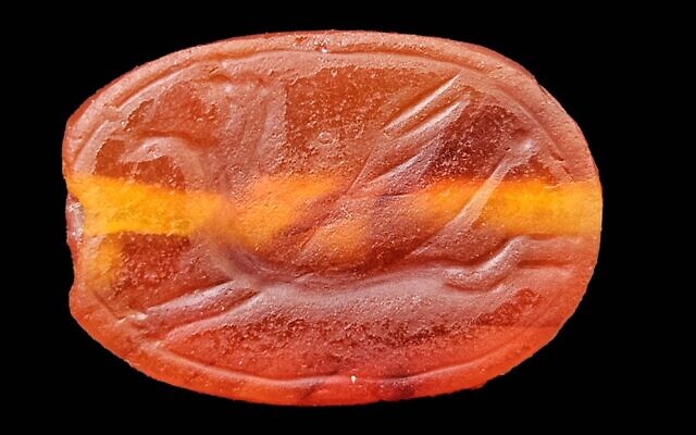 L'arrière d'un sceau sous forme de scarabée trouvé en Basse-Galilée, vieux de 2800 ans, une image diffusée le 7 février 2024. (Autorisation : IAA)