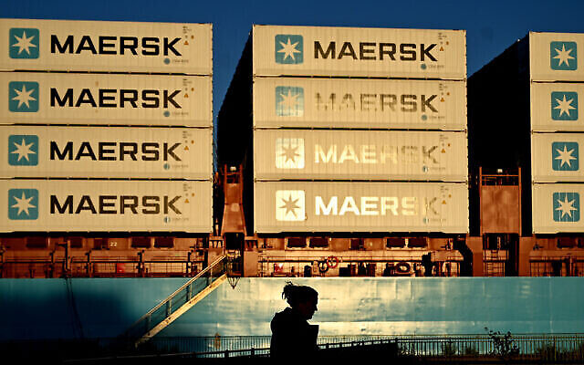 Des conteneurs de la société danoise de transport et de logistique Maersk à Copenhague, au Danemark, le 14 septembre 2023. (Crédit : Sergei Gapon/AFP)