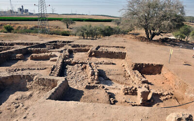 Les ruines d'un temple philistin, dans la ville biblique de Gath. (Crédit : Aren Maeir)