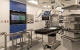 L'une des 10 salles d'opération d'un nouveau "mini-hôpital" pour la chirurgie ambulatoire, au centre hospitalier Sourasky de Tel Aviv-Ichilov, en février 2024. (Crédit : Jenny Yerushalmi)