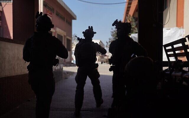Des soldats de l'armée israélienne patrouillant dans la bande de Gaza, sur une photo publiée le 22 février 2024. (Crédit : Porte-parole de l'armée israélienne)