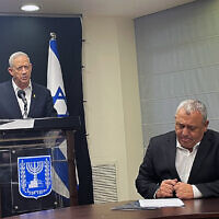 Les ministres Benny Gantz, à gauche, et Gadi Eisenkot présentent un cadre de recrutement pour le service militaire des Arabes et des Juifs ultra-orthodoxes dans l'armée pendant une conférence de presse à la Knesset, le 26 février 2024. (Crédit : Sam Sokol)
