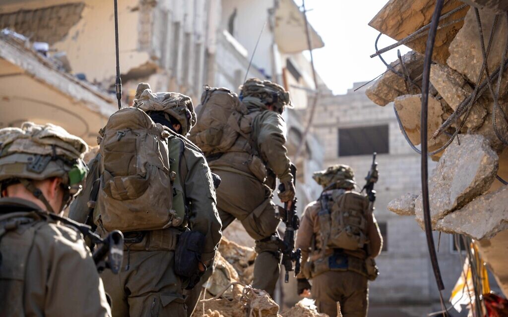 Des troupes de l'armée israélienne en opération dans la bande de Gaza sur cette photo diffusée  le 13 février 2024. (Crédit : armée israélienne)