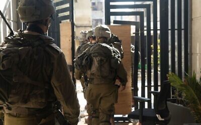 Des soldats israéliens dans la bande de Gaza, dans une image publiée le 15 février 2024. (Crédit : Armée israélienne)