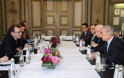 Le Premier ministre de l'Autorité palestinienne Mohammed Shtayyeh rencontre le ministre norvégien des Affaires étrangères Espen Barth Eide lors de la Conférence sécuritaire de Munich, le 18 février 2024. (Crédit :  Wafa)