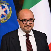 Le ministre italien de la Culture, Gennaro Sangiuliano, pose avant le premier conseil des ministres du nouveau gouvernement, le 23 octobre 2022 au Palazzo Chigi à Rome. (Crédit : Andreas SOLARO / AFP)