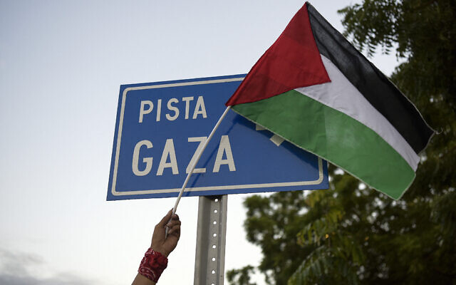 Un homme tient un drapeau palestinien lors de l'inauguration de la rue Gaza en soutien au peuple palestinien, dans le centre historique de Managua, au Nicaragua, le 30 janvier 2024. (Crédit : OSWALDO RIVAS / AFP)