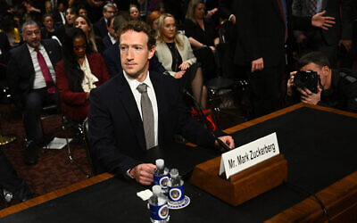 Mark Zuckerberg, PDG de Meta, comparaîssant devant la commission judiciaire du Sénat américain lors de l'audition "Big Tech et la crise de l'exploitation sexuelle des enfants en ligne" à Washington, le 31 janvier 2024. (Crédit : Brendan Smialowski/AFP)