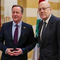Le Premier ministre libanais Najib Mikati (à droite) et le ministre britannique des Affaires étrangères David Cameron lors d'une réunion au Palais du gouvernement à Beyrouth, le 1er février 2024. (Crédit : Joseph EID / AFP)