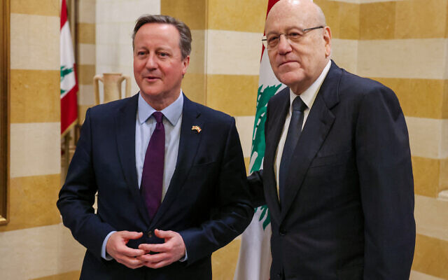 Le Premier ministre libanais Najib Mikati, à droite, et le ministre britannique des Affaires étrangères David Cameron lors d'une réunion au Palais du gouvernement, à Beyrouth, le 1er février 2024. (Crédit : Joseph Eïd/AFP)