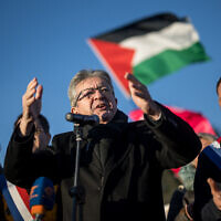 Le fondateur du parti La France Insoumise (LFI) Jean-Luc Melenchon prononçant un discours à côté du député français LFI Jean-François Coulomme (à droite) lors d'une manifestation pour un cessez-le-feu à Gaza et en solidarité avec le peuple palestinien devant l'Office des Nations unies, à Genève, le 3 février 2024. (Crédit : Fabrice Coffrini/AFP)